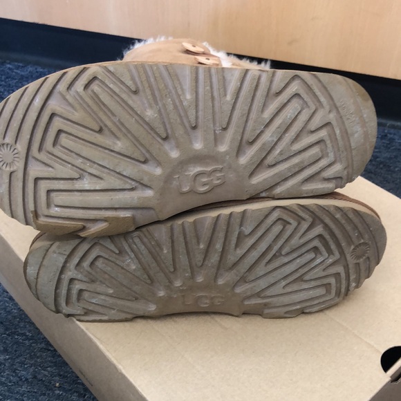 UGG K Bailey Button Triplet II, Size 5 - Picture 5 of 10